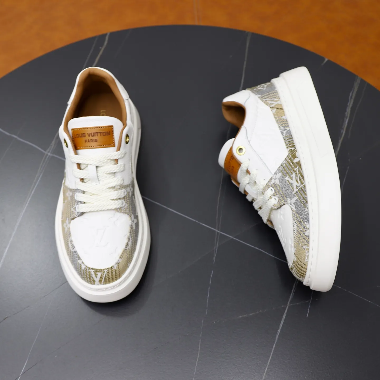 Ex-factory price: 480💰🙅‍♂️🙅‍♂️🙅‍♂️ Brand: LV Louis Vuitton Standard code: 38-44 (45 customized) Grade: Same as the official website Material: Original fabric Comfortable cowhide lining Increased lightness, wear-resistant and soft outsole Style category: Men's fashionable casual shoes Running sneakers Distinguished luxury brand elements Top luxury Color: actual picture color